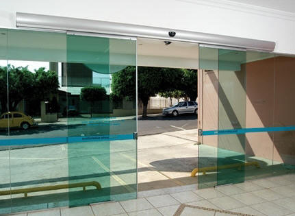 porta de blindex automática de vidro em fachada comercial